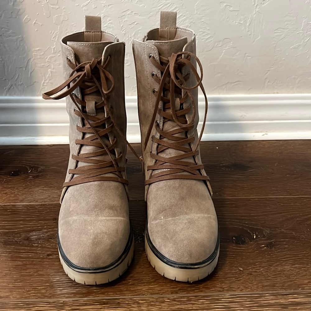 VICI Collection Oasis Society size 7 ankle boots.